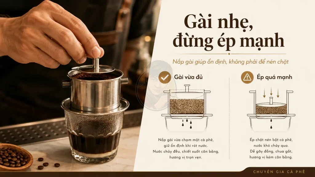 Barista đặt nắp gài phin đúng cách để tránh cà phê phin bị đắng gắt.